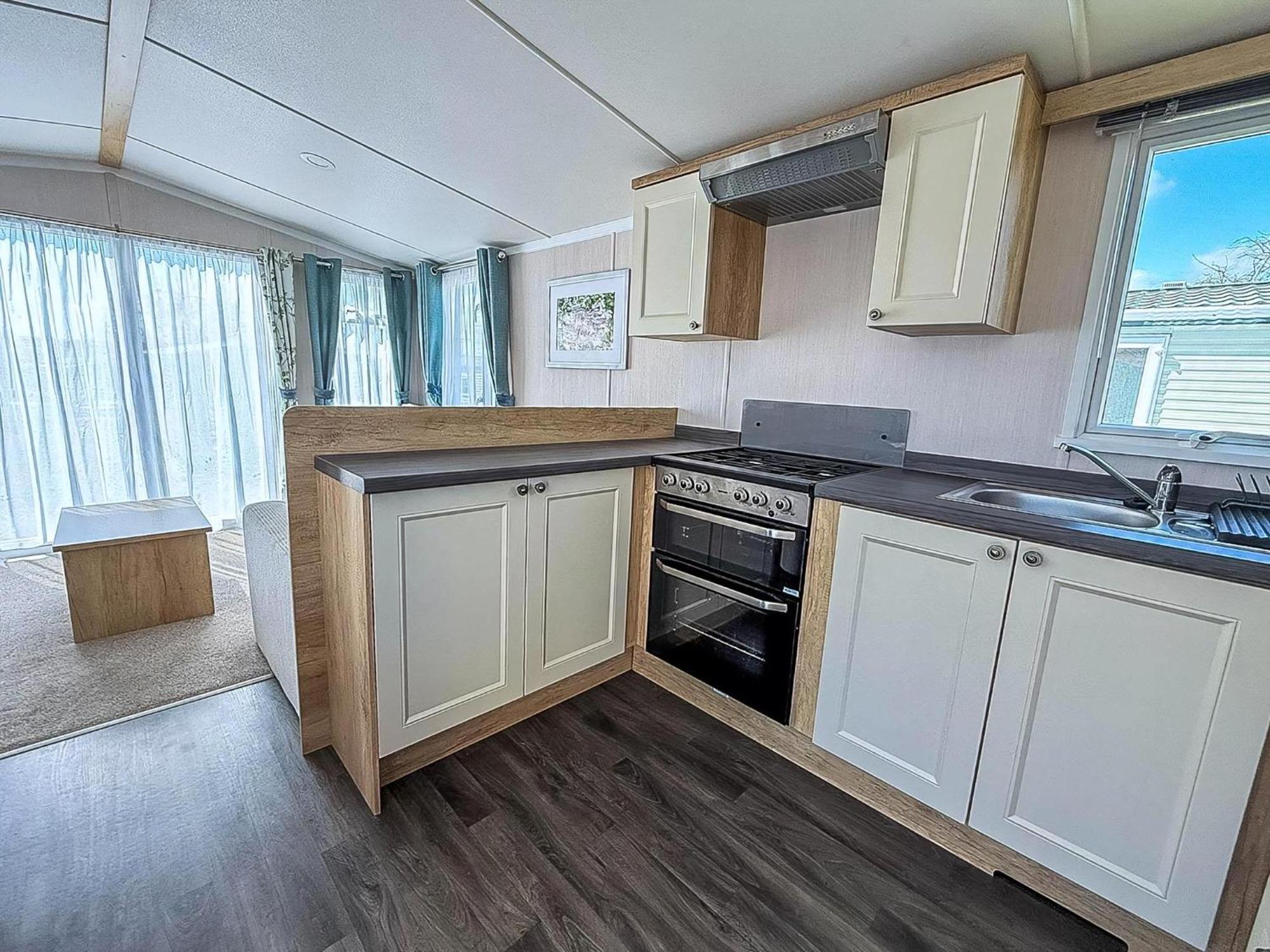 Stunning Caravan With Side Decking Just A Short Walk To Hembsy Ref 00069ba Хемсби